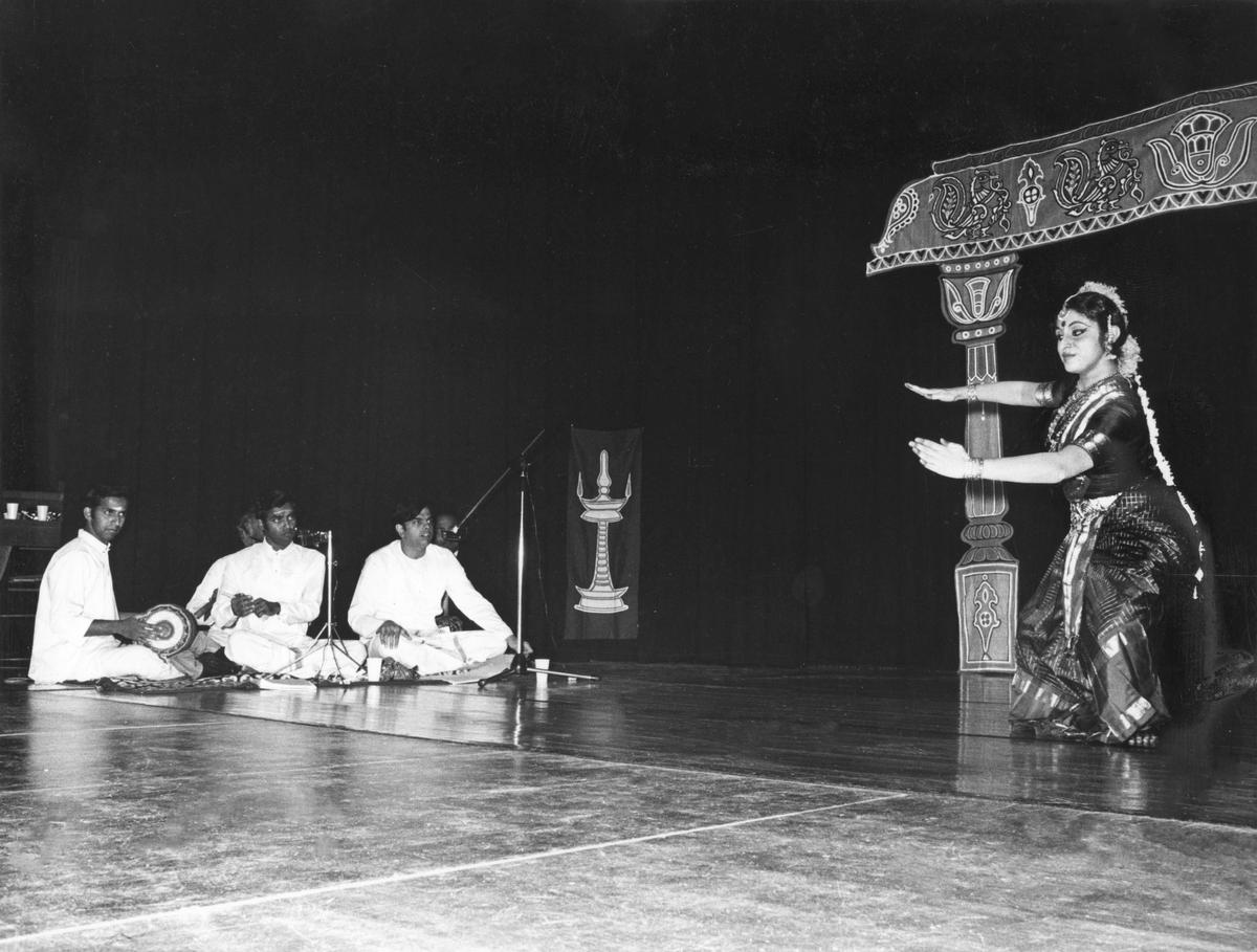 One of the earlier performances by Chitra Visweswaran at Bonn in 1981.