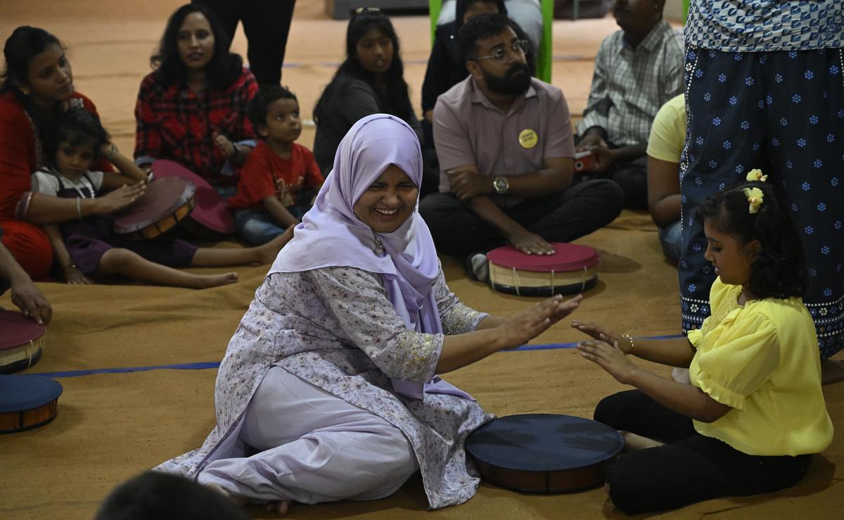 Razina PA at The Humdrum Circle 