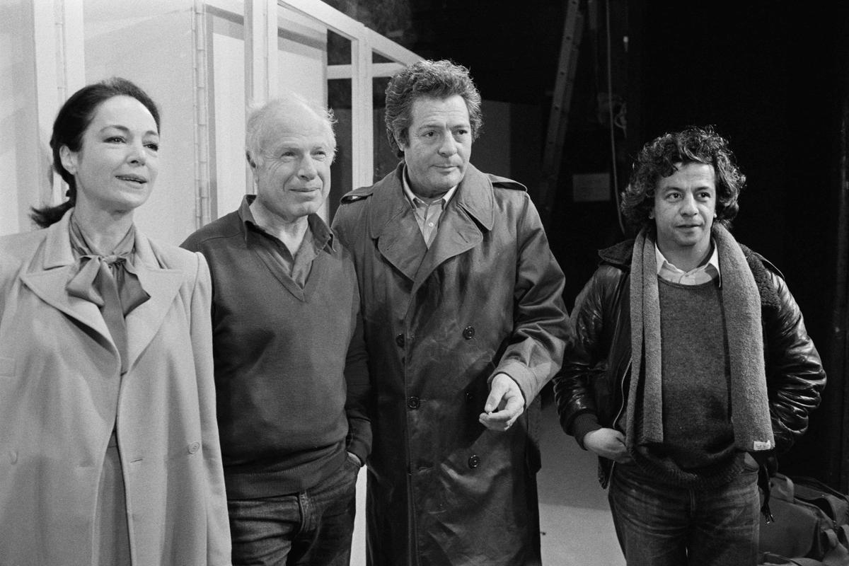 Peter Brook (segundo desde la izquierda) posa con su esposa, la actriz Natasha Barry (izquierda), el actor italiano Marcello Mastroianni (segundo a la derecha) y el actor francés Maurice Beniceau (derecha) durante un ensayo de la obra Tchin-Tchin