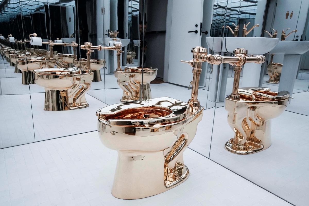 मौरिज़ियो कैटेलन का अमेरिका, 100 किलोग्राम से अधिक ठोस 18-कैरेट सोने से बना एक पूरी तरह कार्यात्मक शौचालय, 7 नवंबर, 2025 को मैनहट्टन में नीलामी घर सोथबी के नए मुख्यालय के पूर्वावलोकन के दौरान देखा गया है। 