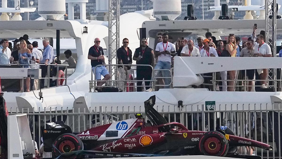 Hamilton, sıralama turları öncesinde F1 şampiyonluğunu belirleyecek Abu Dhabi GP’sinin son antrenmanında kaza yaptı