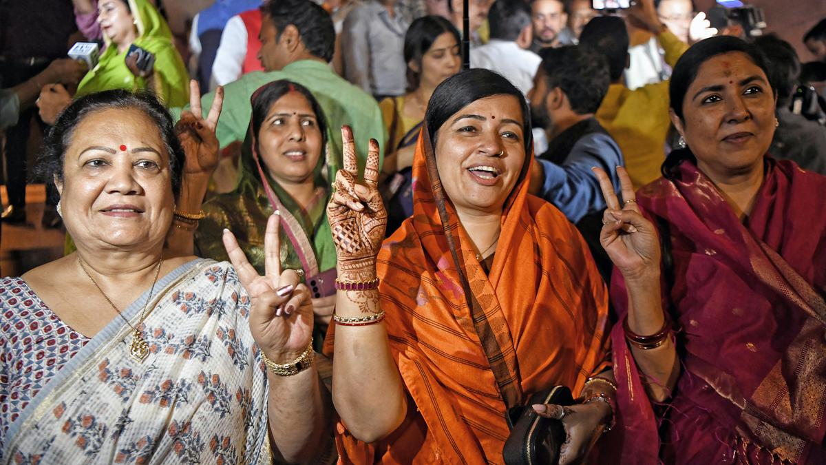 Résumé du matin |  Lok Sabha adopte le projet de loi historique sur les réserves des femmes ;  Amit Shah dit que le projet de loi ne sera mis en œuvre qu’après 2029, et au-delà
