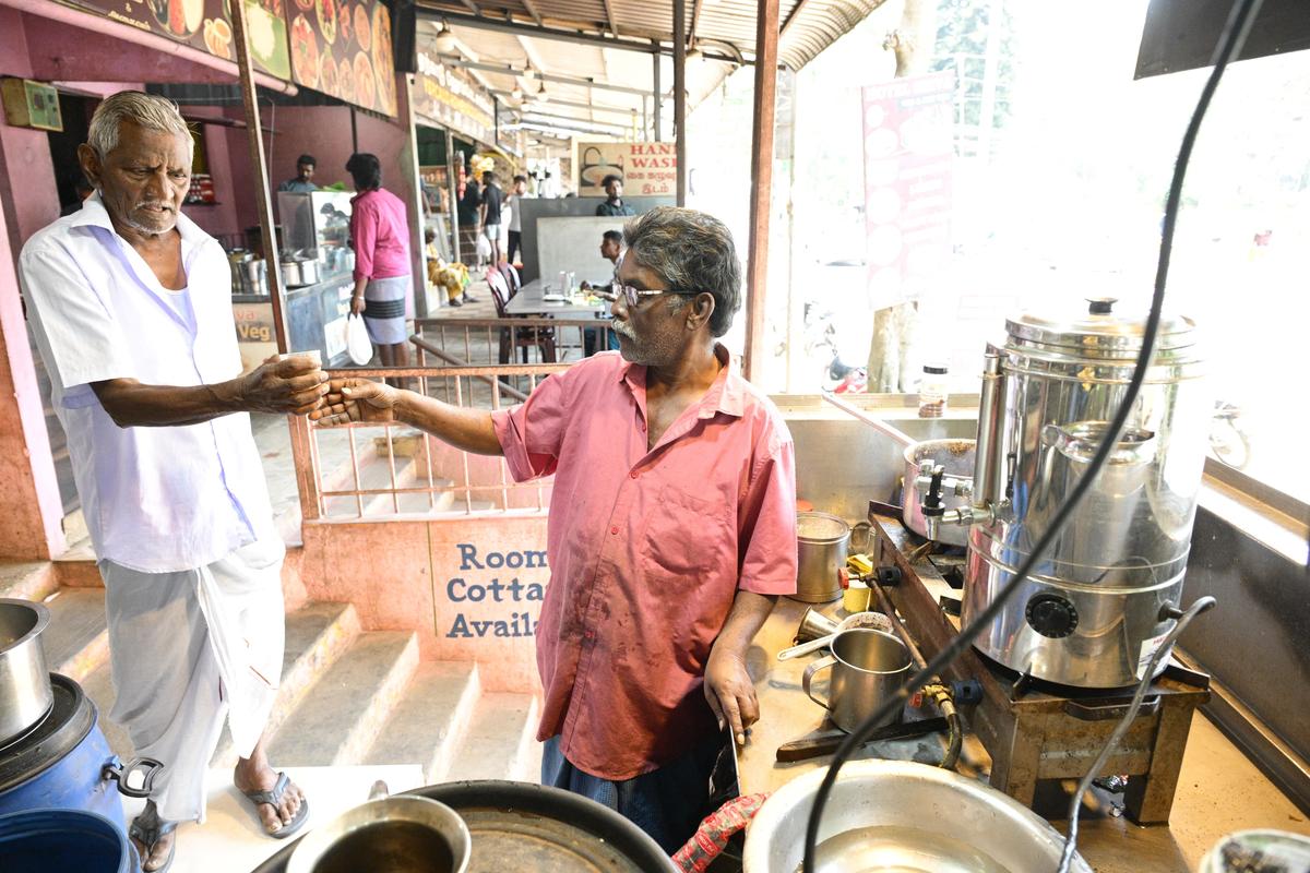 thehindu.com - M. Sabari - 50% of hotels closed in Salem; owners demand steps to curb sale of cylinders in black market