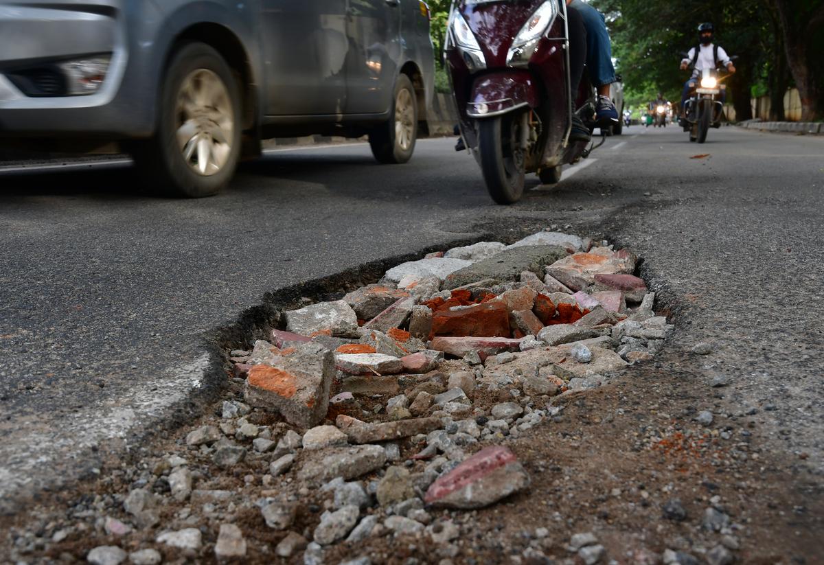 GBA Chief Commissioner directs officials to expedite pothole filling, road  projects across Bengaluru - The Hindu