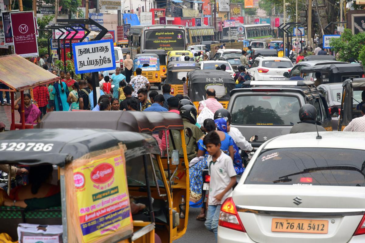 Frequent traffic snarls irk Deepavali shoppers