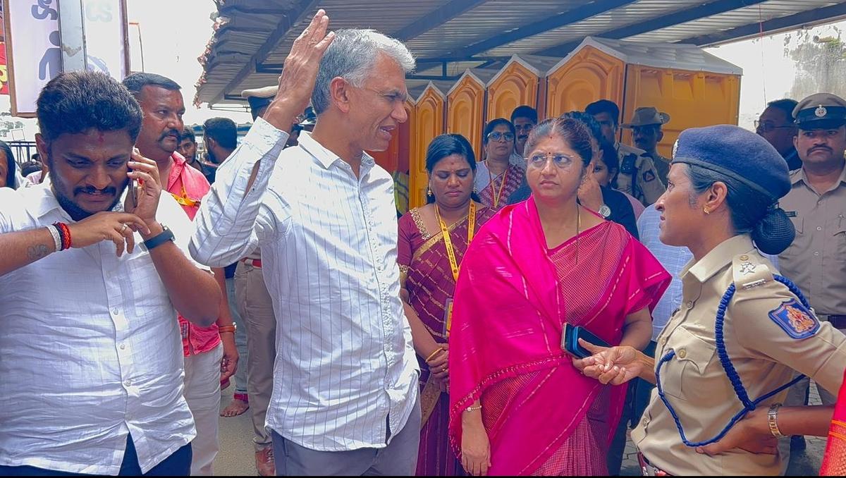 Minister helps manage crowd as 6.4 lakh persons visit Hasanamba temple for annual  festival - The Hindu