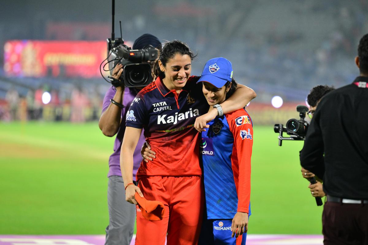 Smriti Mandhana con la capitana de los Delhi Capitals, Jemimah Rodrigues, después de la final