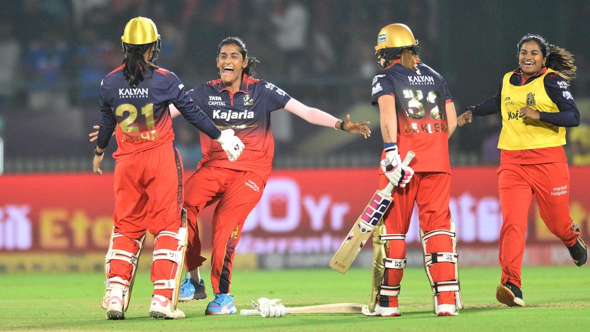 आरसीबी का झंडा ऊंचा रखें: विराट, डिविलियर्स ने दूसरी डब्ल्यूपीएल खिताब जीत के लिए रेड और गोल्ड फ्रेंचाइजी की सराहना की