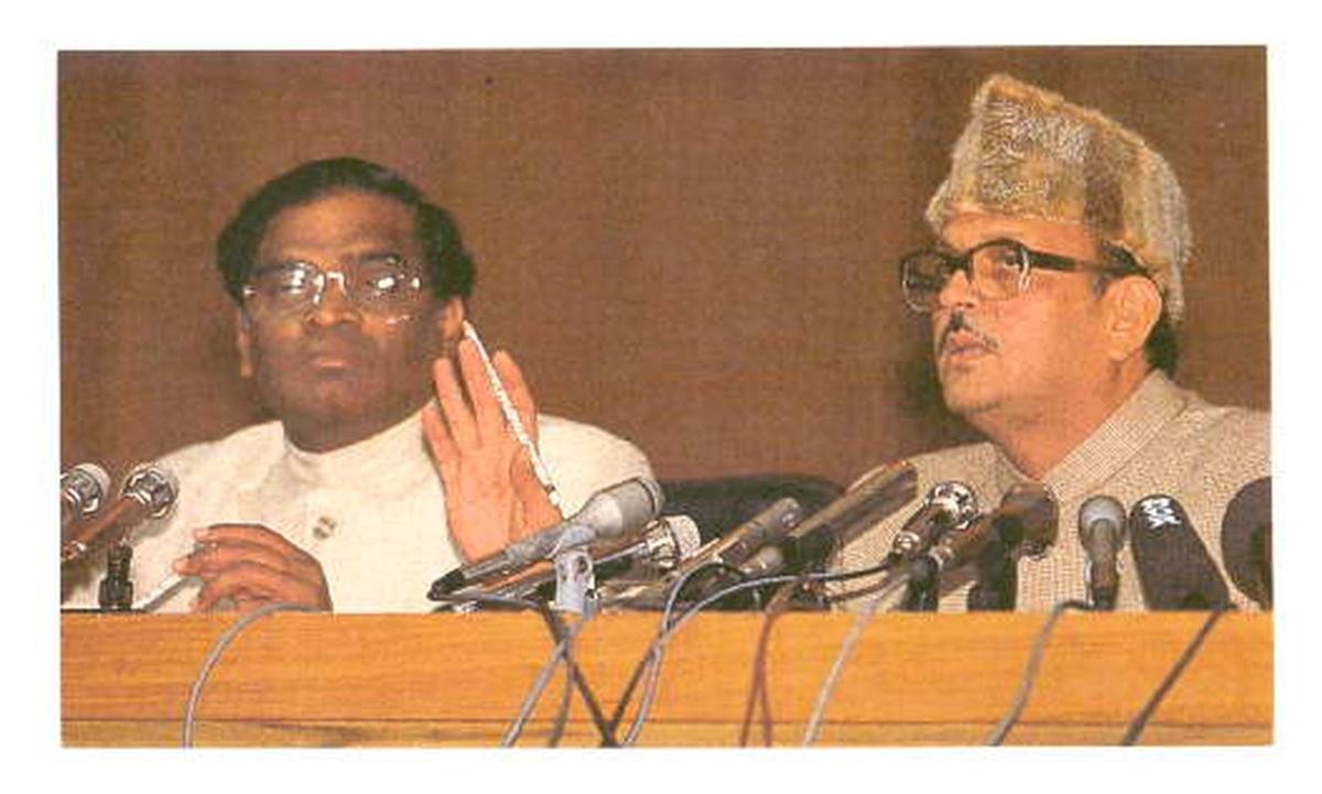 প্রধানমন্ত্রী ভিপি সিংকে নয়াদিল্লিতে প্রথম প্রধান সংবাদ সম্মেলনে তথ্য ও সম্প্রচার মন্ত্রী পি। উপেন্দ্র সহ। প্রধানমন্ত্রী ভিপি সিংকে নয়াদিল্লিতে প্রথম প্রধান সংবাদ সম্মেলনে তথ্য ও সম্প্রচার মন্ত্রী পি। উপেন্দ্র সহ।