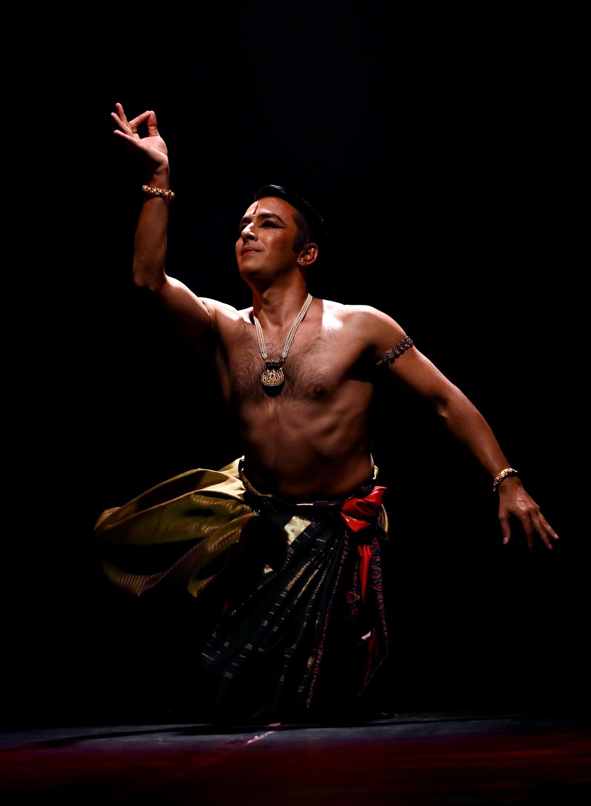 क्रिस्टोफर गुरुस्वामी ने 'आनंद' प्रस्तुत किया.