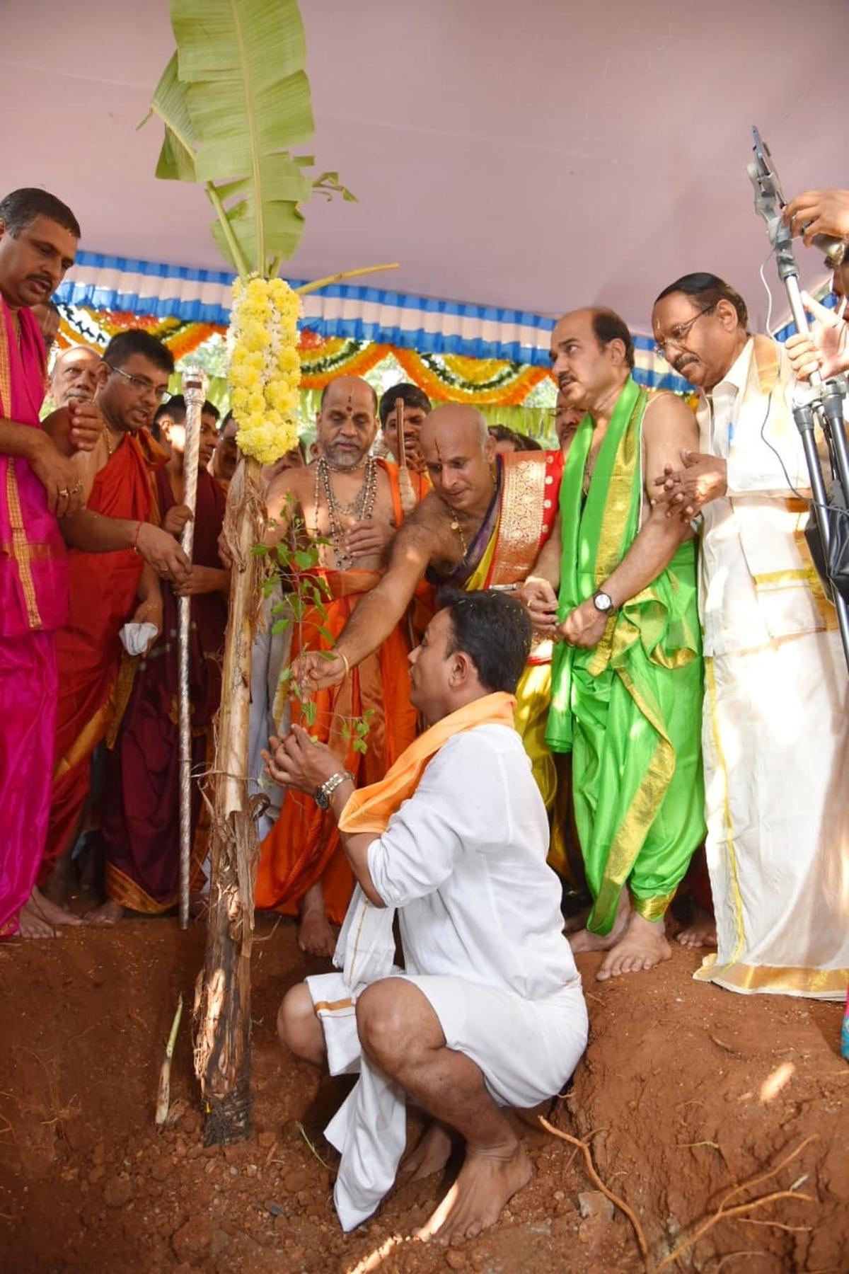 Putthige Mutt performs ‘Baale Muhurtha’ as prelude to 2024 paryaya