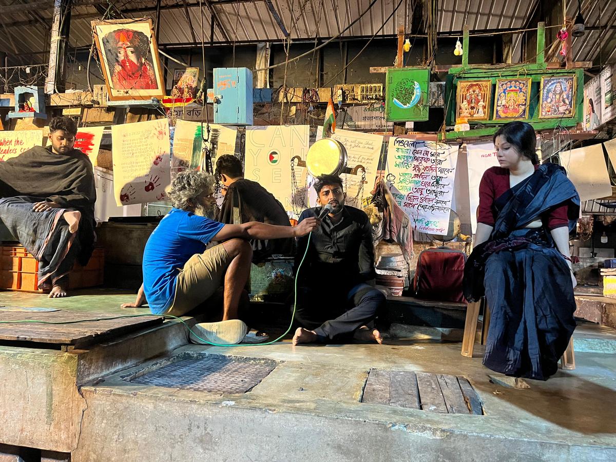 The fish market at Kalibabur Bazar, which experiences its heaviest footfall in the mornings, also provided a stage for theatre, dance, musical performances and performance poetry in the evenings. 