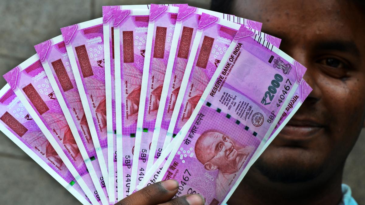 Few in line to exchange ₹2000 notes in banks on Day One