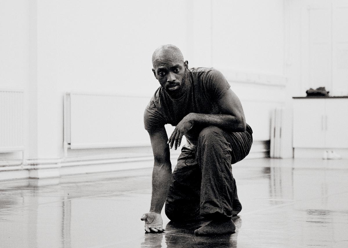 Dickson Mbi é um artista radicado em Londres. 