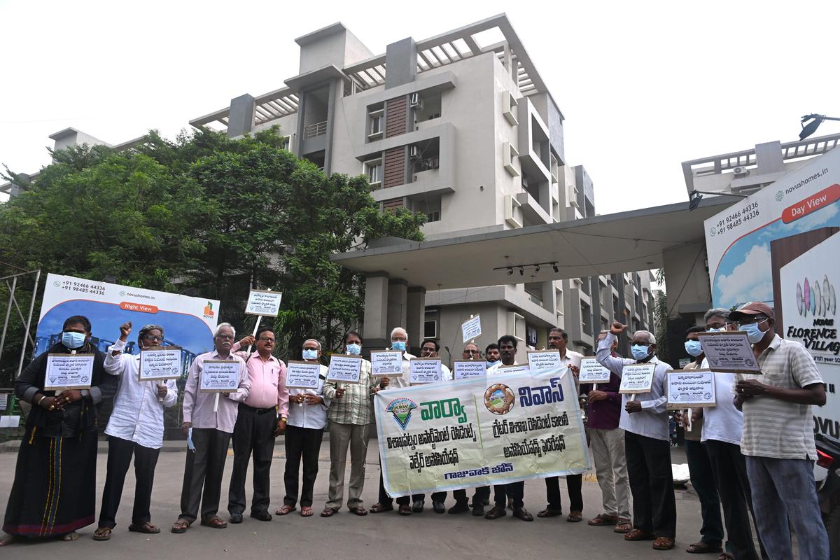Residents under the aegis of Visakhapatnam Apartment Residents' Welfare Association (VARWA) staging a protest against the plant, in Visakhapatnam. 