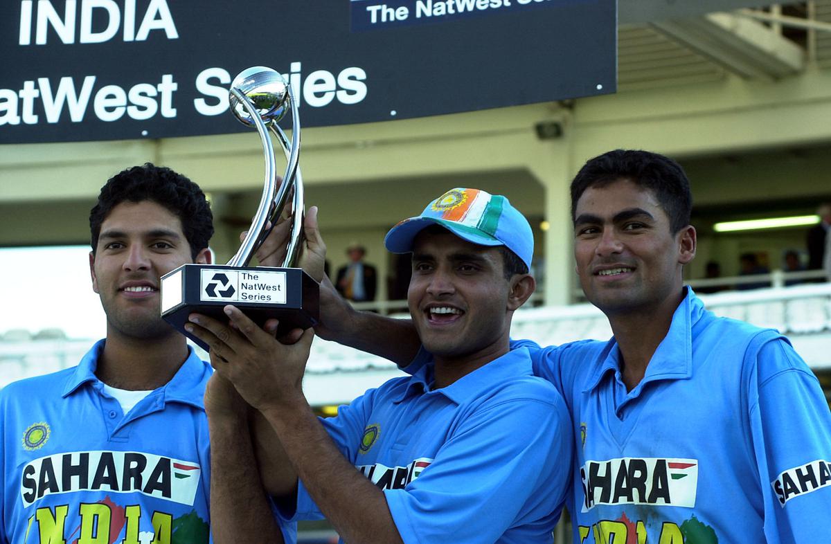 भारत बनाम इंग्लैंड - फाइनल - लॉर्ड्स - भारतीय कप्तान सौरव गांगुली मैन ऑफ द मैच पुरस्कार विजेता मोहम्मद कैफ और स्टार बल्लेबाज युवराज सिंह के साथ। 