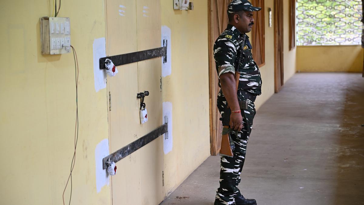 EVMs kept in strong rooms in Salem and Namakkal districts; both districts register a 78.16% turnout