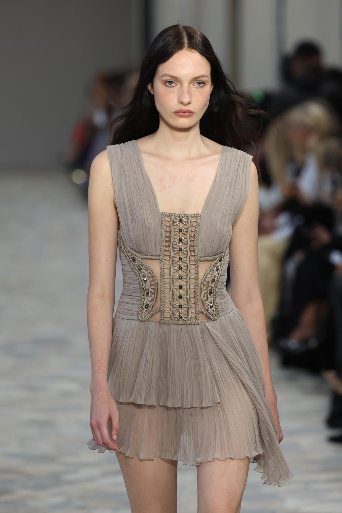  A model walks the runway at the Alberta Ferretti fashion show during the Milan Womenswear Spring/Summer 2025 on September 17, 2024 in Milan, Italy. 