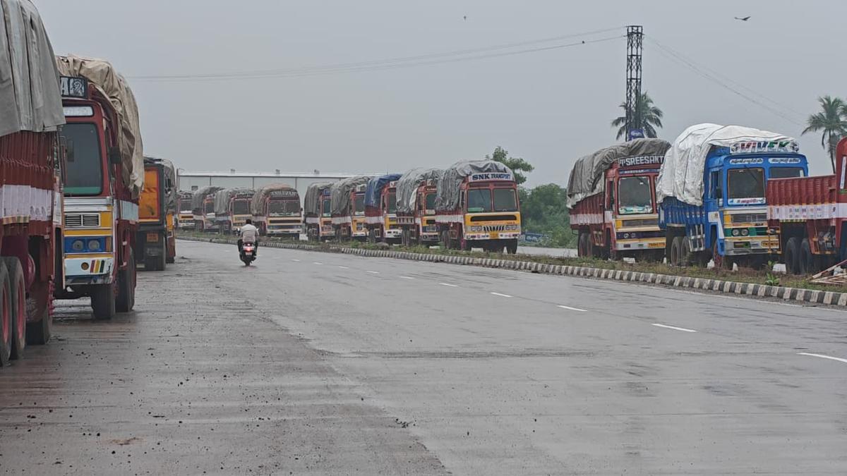 Farmers worried as over 150 lorries loaded with paddy wait amid rain in Nagapattinam