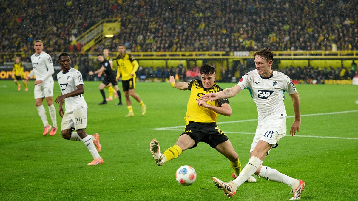 Dortmund mengalahkan Hoffenheim 2-0 untuk mengokohkan tempat ketiga di Bundesliga