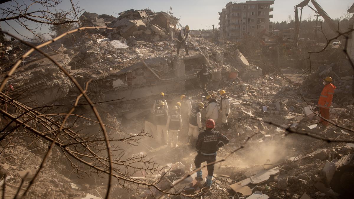 Search for earthquake survivors enters final hours in Turkey