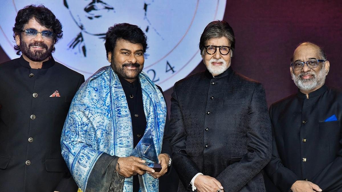 Amitabh Bachchan honours Chiranjeevi with ANR Award