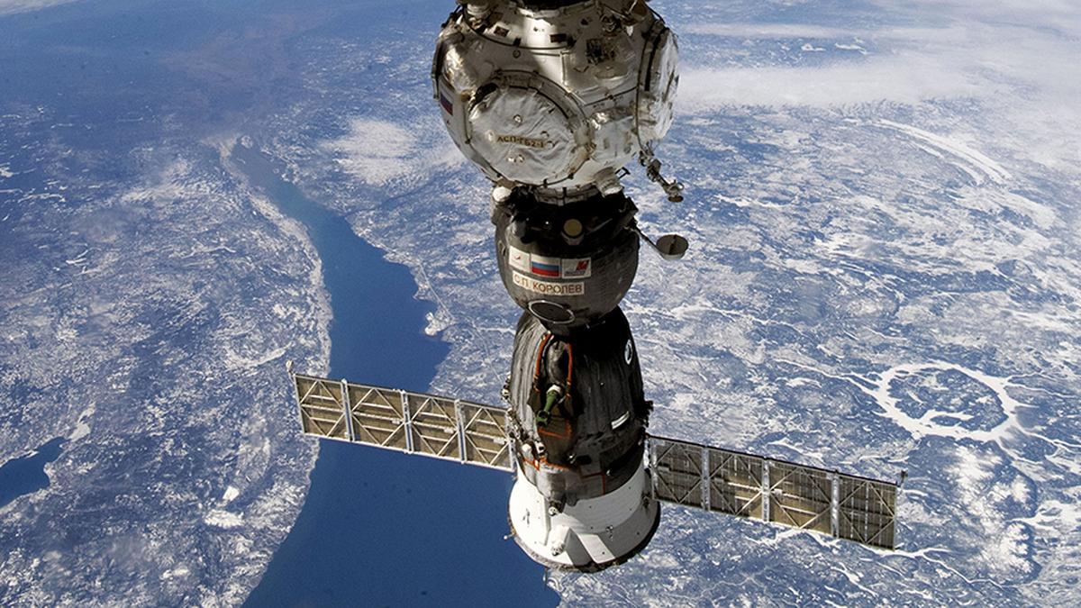 Capsule carrying 2 Russians and 1 American heads to Earth from space station