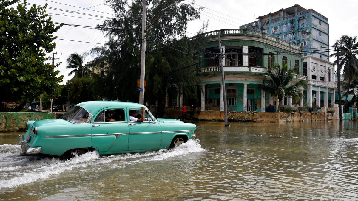 Hurricane set to hit Cuba amid national blackout