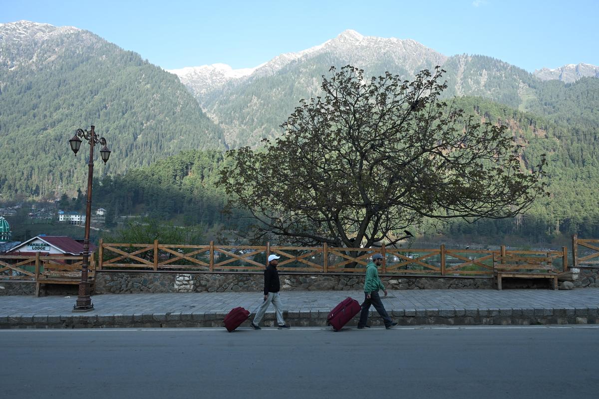  A day after the deadly attack in which at least 26 people were killed, tourists leave hotels on Wednesday morning in the Pahalgam area of Anantnag in south Kashmir on April 23, 2025.