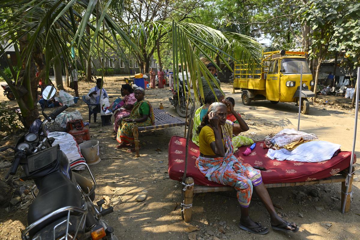 Alcuni dei residenti sfollati nel rifugio temporaneo allestito ad Ambedkar Bhavan a Khammam.