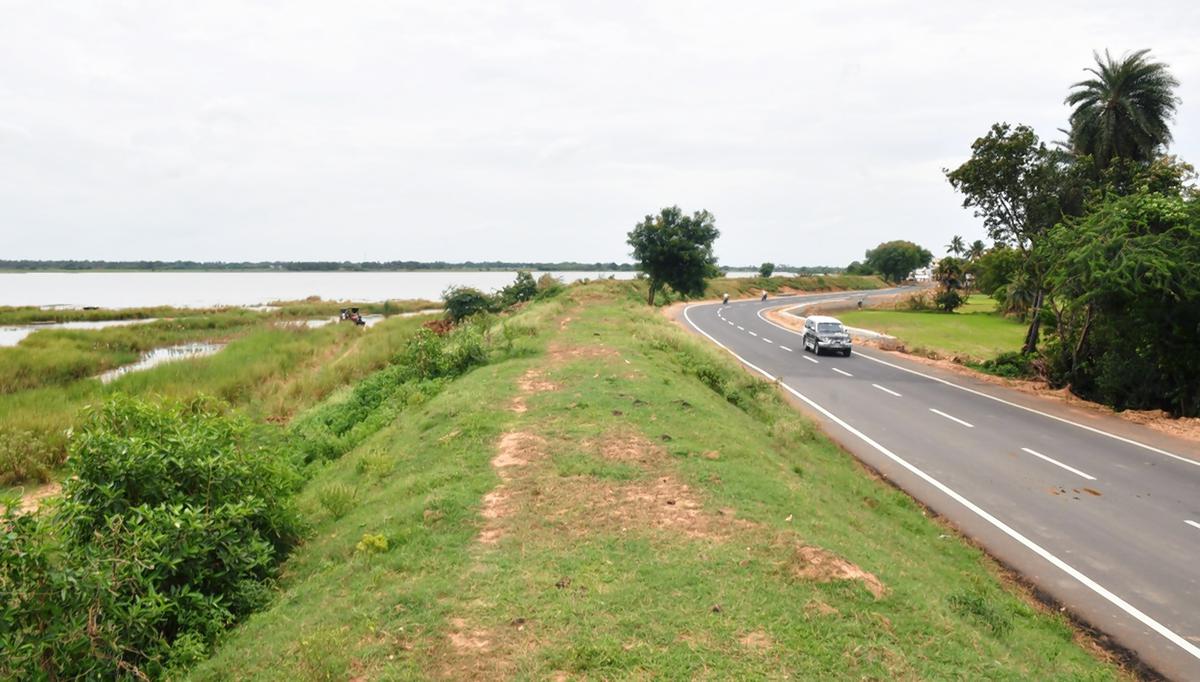 Residents of 13 villages take a pledge to stop the airport project at Parandur