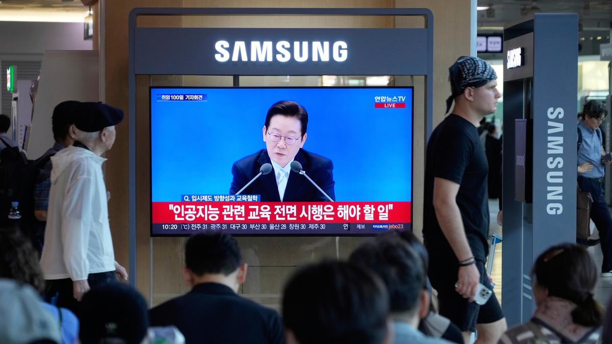 https://th-i.thgim.com/public/incoming/u7295d/article70036355.ece/alternates/LANDSCAPE_1200/South_Korea_President_57845.jpg