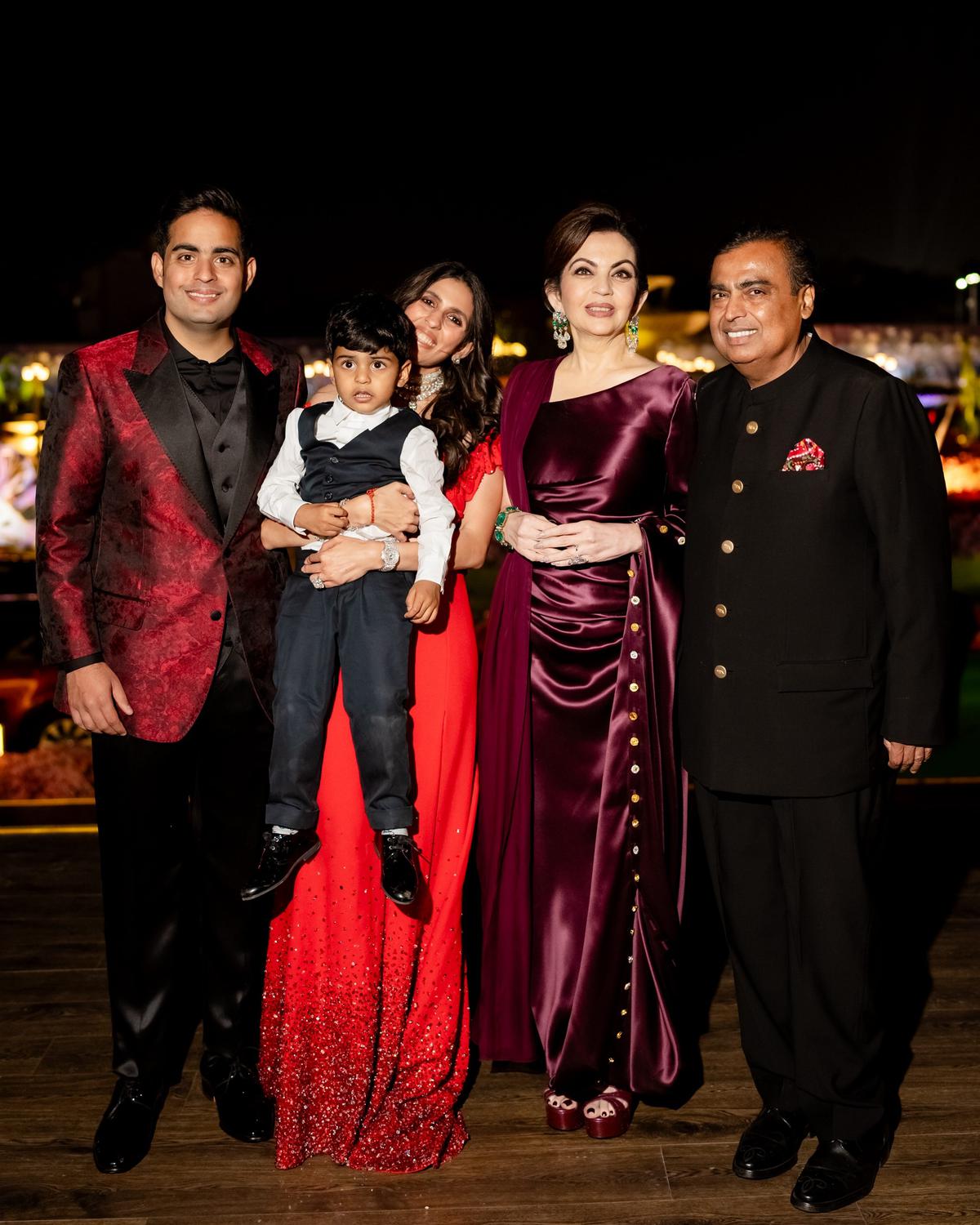 L'industriel Mukesh Ambani et Nita Ambani avec leur fils Akash Ambani et son épouse Shloka Mehta 