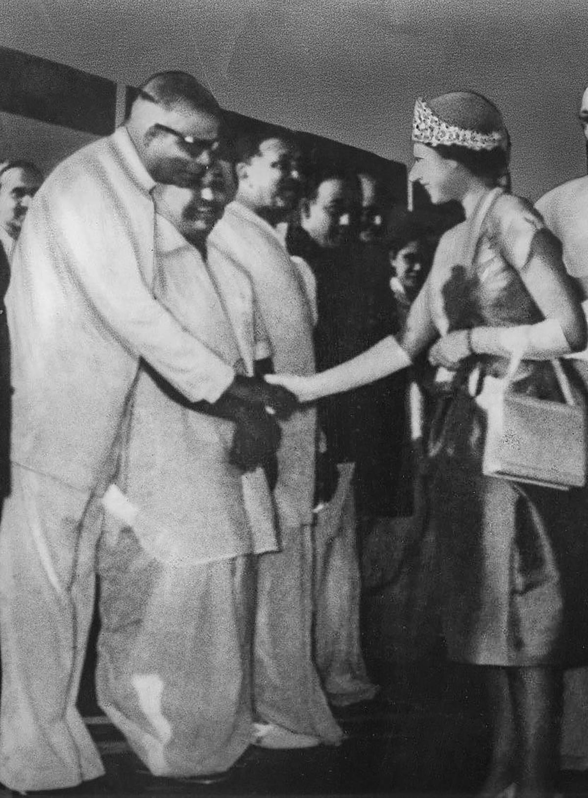 Queen Elizabeth II being greeted by father of Kaushik Basu, former chief economist of World Bank, during her visit to Kolkata in 1961.
