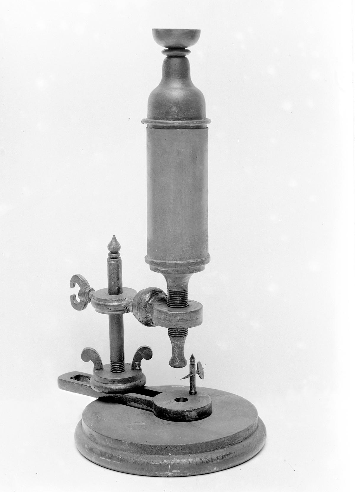 Model of Robert Hooke’s microscope.