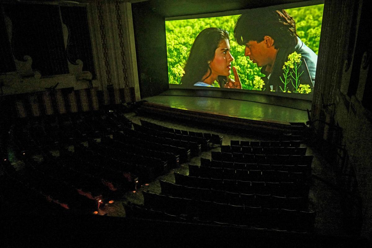 An iconic scene is seen during the screening of Dilwale Dulhania Le Jayenge at Maratha Mandir  An iconic scene is seen during the screening of Dilwale Dulhania Le Jayenge at Maratha Mandir
