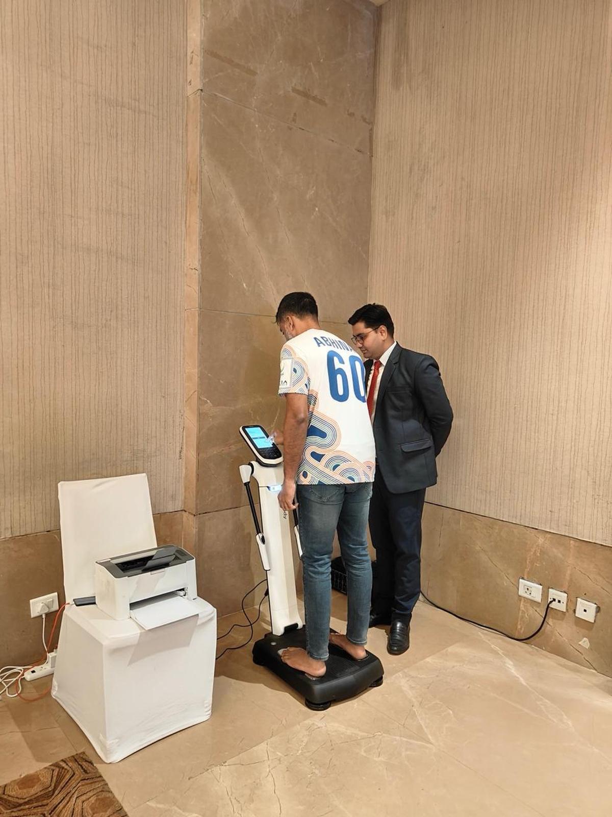 अरविंद इनबॉडी मशीन पर डेमो करते हैं अरविंद इनबॉडी मशीन पर डेमो करते हैं