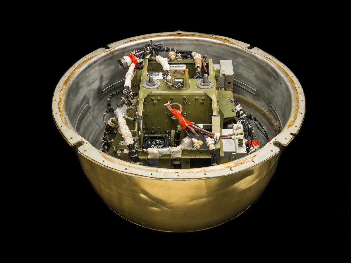 Reentry capsule of Discoverer 13. Notice the bowl-shaped configuration. Reentry capsule of Discoverer 13. Notice the bowl-shaped configuration.