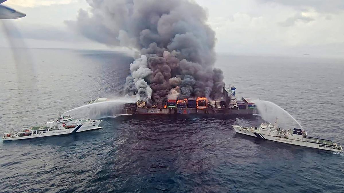 Towline connected to ship on fire, chance for BLEVE explosion