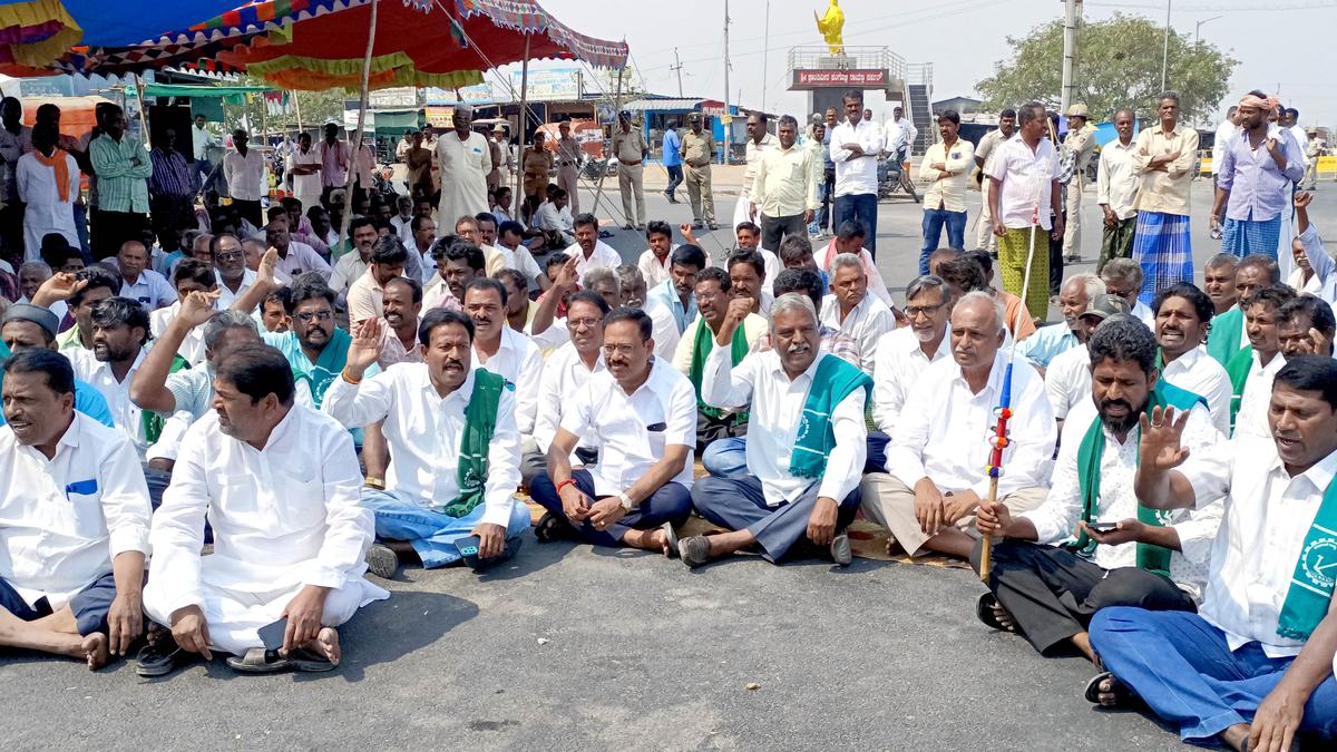 BJP MLA joins farmers’ protest demanding release of TLBC water