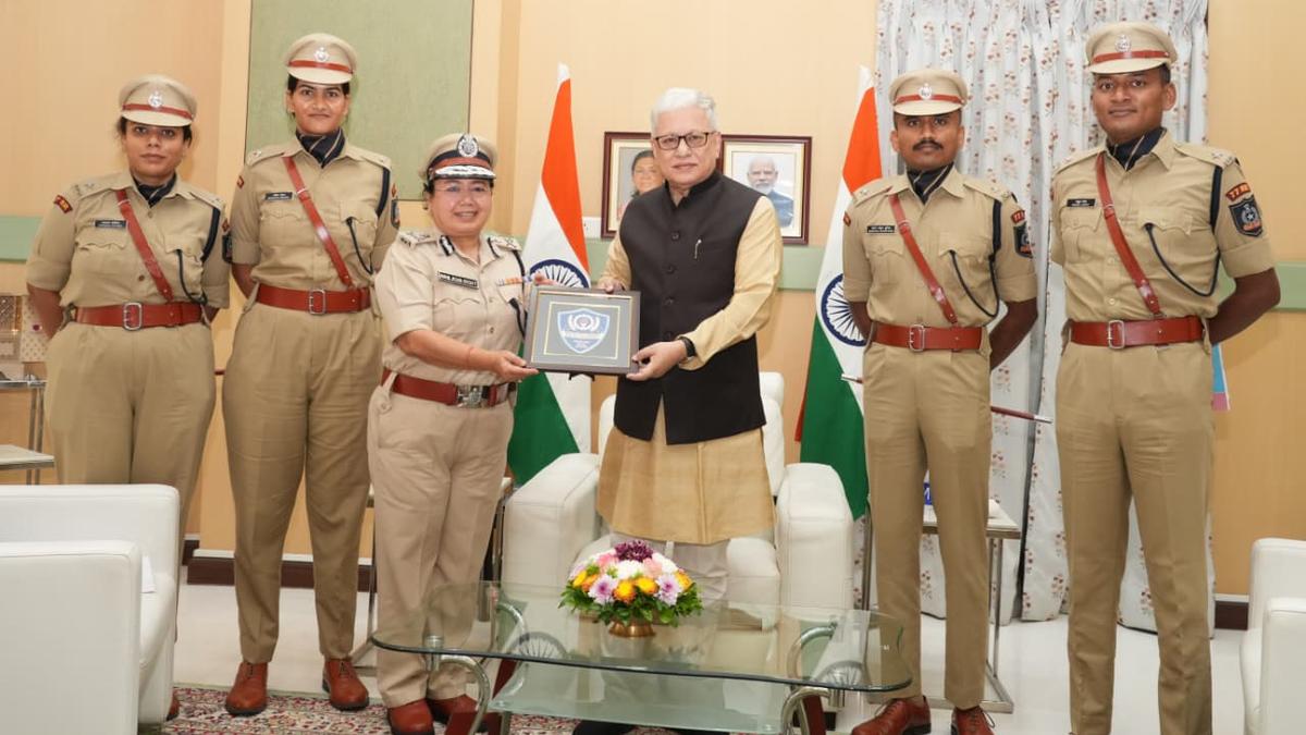 77 RR IPS probationers meet Governor
