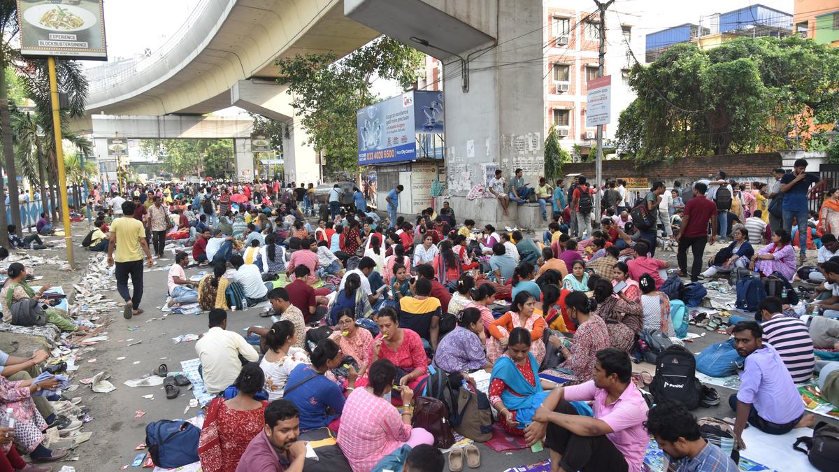 Protesting Bengal teachers allow gheraoed SSC chairman to leave office after 40 hours