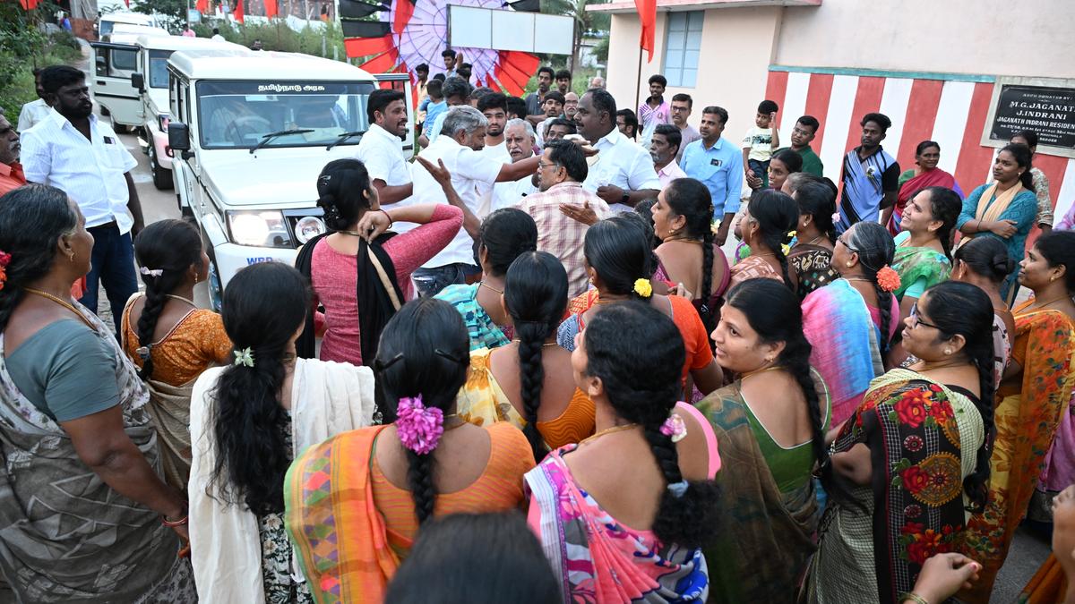 Residents intercept vehicles of Minister and Salem MP