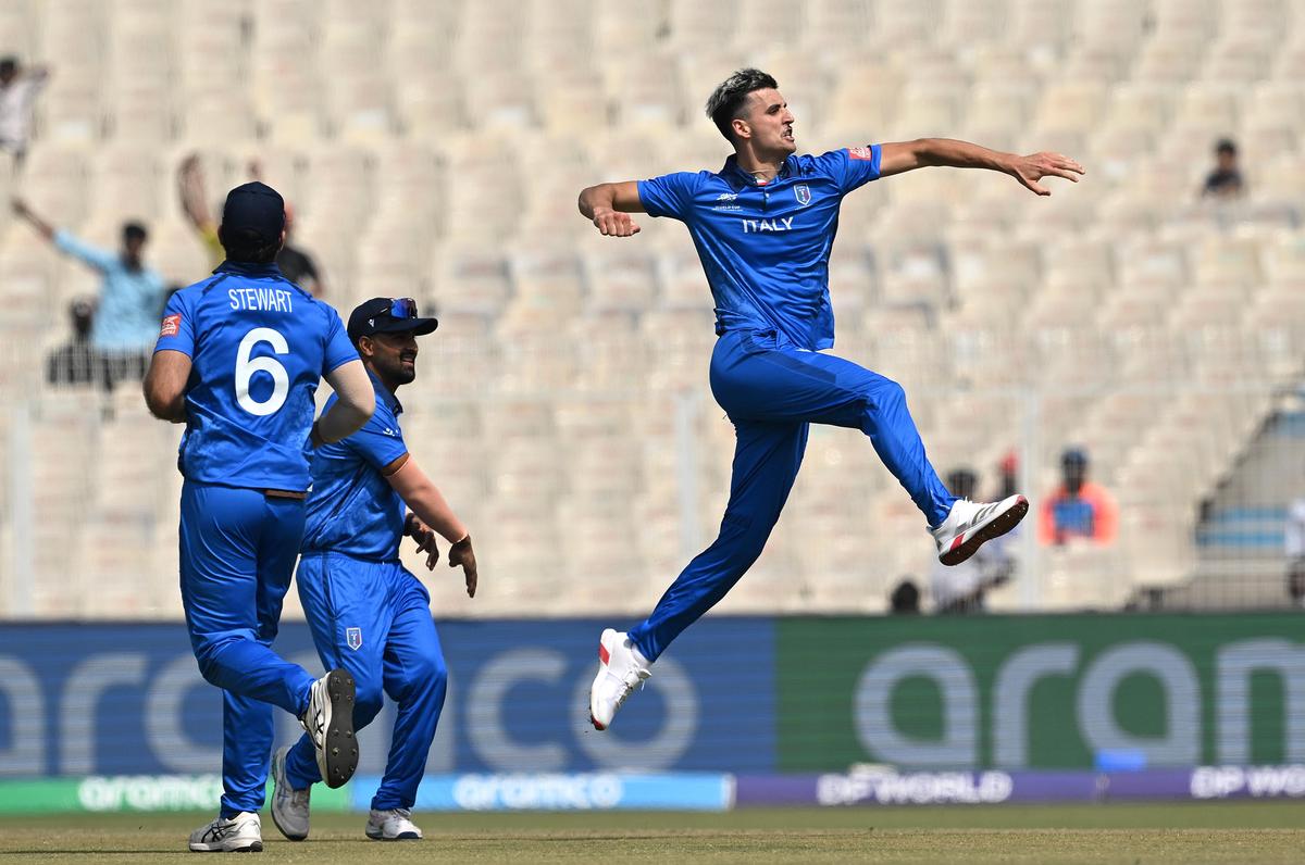 गुरुवार, 19 फरवरी, 2026 को कोलकाता के ईडन गार्डन में पुरुष टी20 विश्व कप में वेस्टइंडीज के शिमरोन हेटमायर का विकेट लेने के बाद जश्न मनाते इटली के थॉमस ड्रेका।