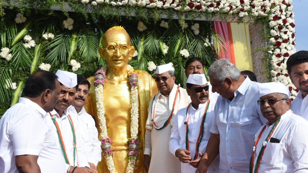 Siddaramaiah pays tributes to Mahatma Gandhi and Lal Bahadur Shastri