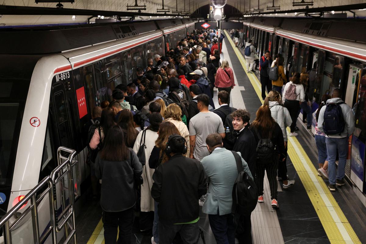 People board metros as the metro operations resume partially, after power begins to return following a huge outage that hit Spain and Portugal, in Madrid, Spain on April 29, 2025.