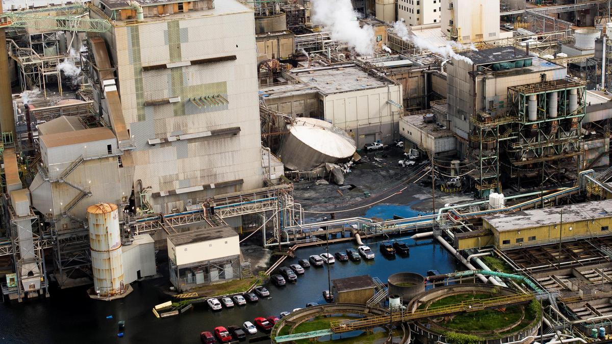 At least 1 dead, 9 others missing in chemical tank implosion at Washington State mill