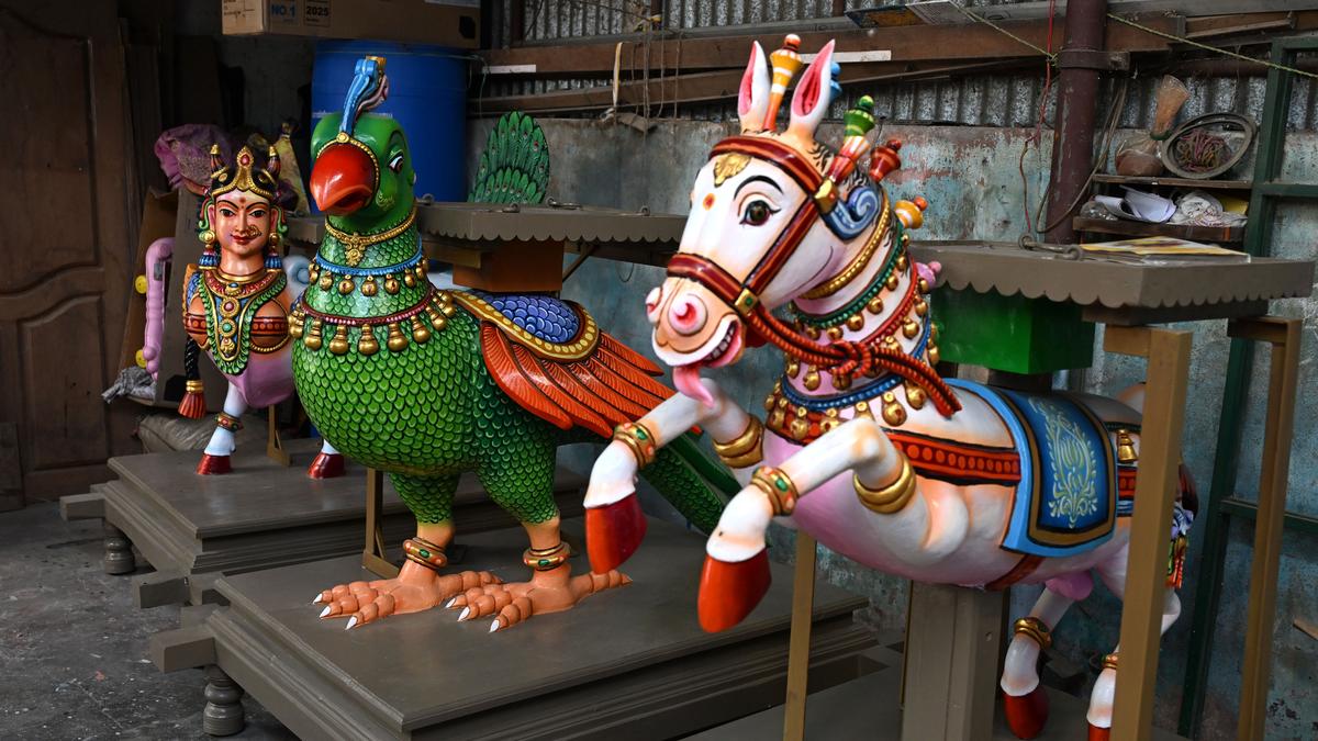 https://th-i.thgim.com/public/incoming/udf8n/article69984013.ece/alternates/LANDSCAPE_1200/THIRUVATHIGAI%20TEMPLE%20STHAPATHY%20WOOD%20WORK%20VAHANAM_01.jpg
