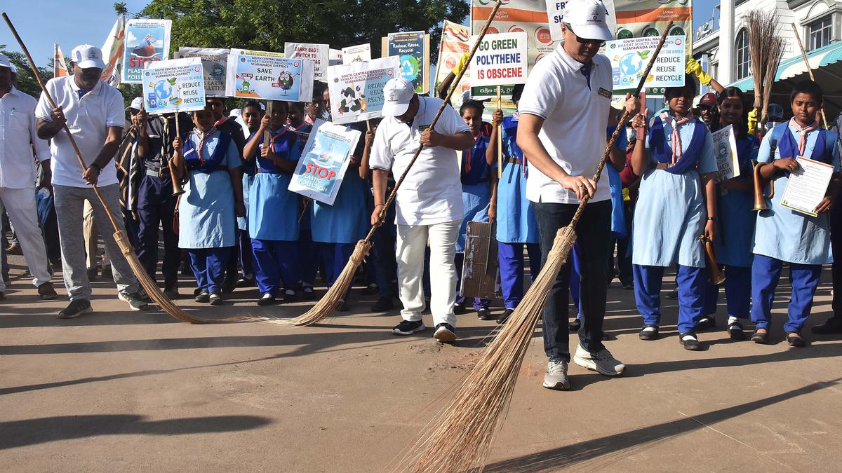 Swachhata Hi Sewa–Swachhata Pakhwada cleanliness drive begins at Vijayawada railway station