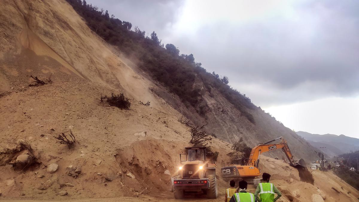 Traffic resumes on landslide-hit Jammu-Srinagar National Highway